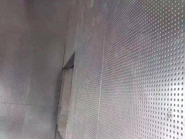 如何確保防爆墻施工中的墻體平整度？